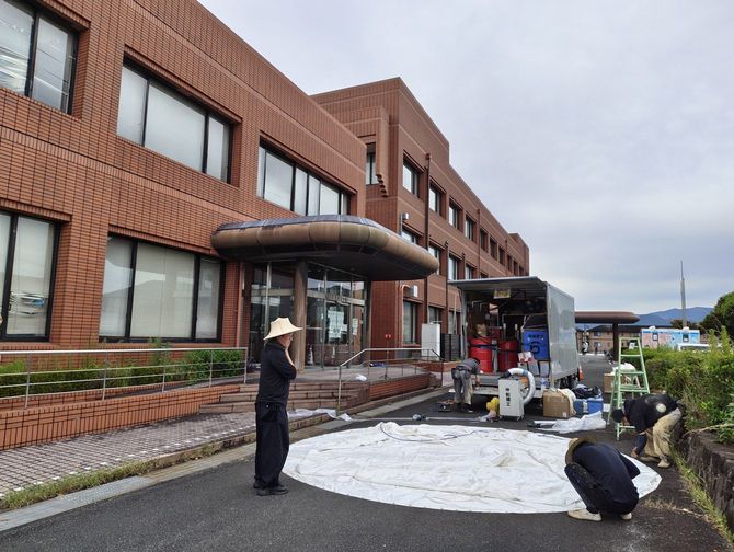 インスタントハウス建設中