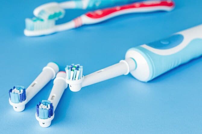 青の背景に電動歯ブラシ