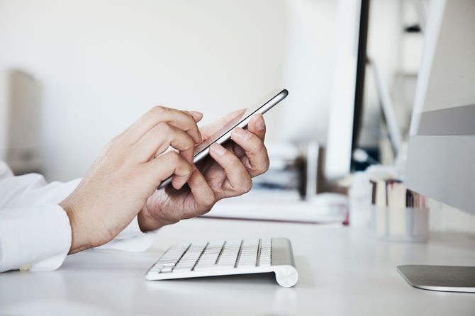 スマホを操作する男性