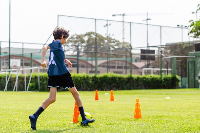 サッカーをする子ども