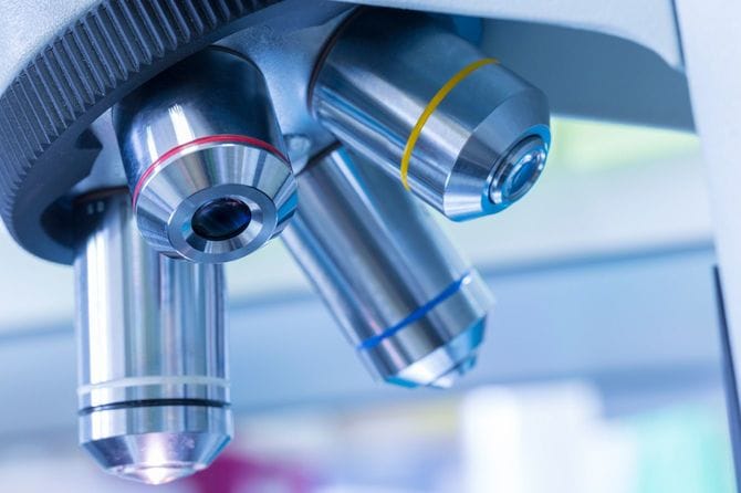 顕微鏡のレンズ部分の拡大写真