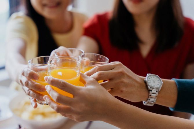 グラスを持って乾杯する手