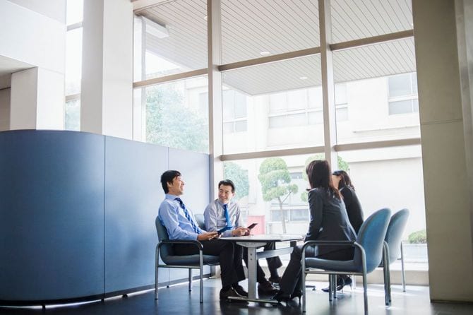 オフィスでミーティング中