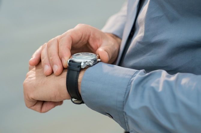 腕時計をチェックするビジネスマン