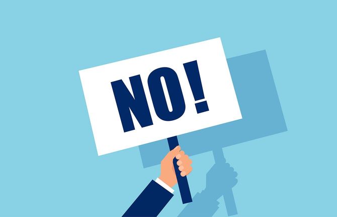 「NO!」と書かれたプラカードを持つ人の手のイラスト