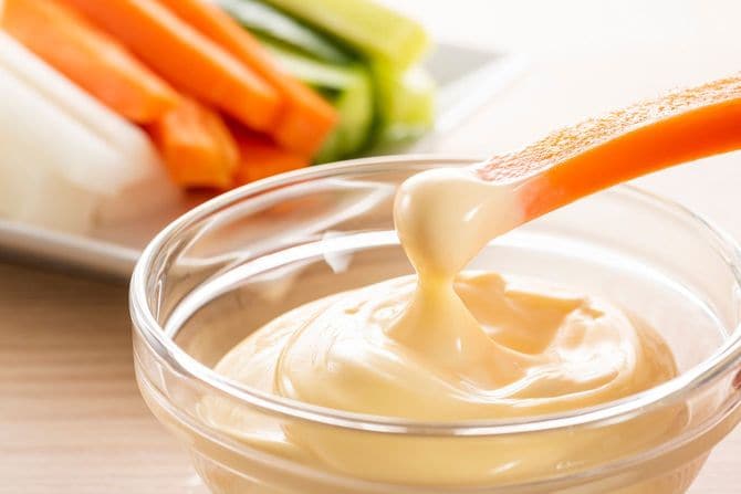 マヨネーズをつけたニンジンスティック