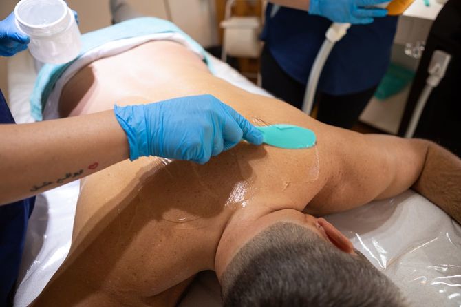 レーザー脱毛を受ける男性