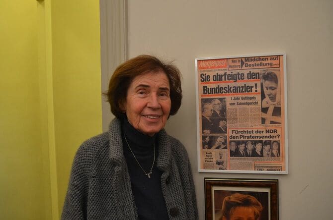 平手打ちを報じる当時の新聞とベアテ・クラルスフェルト