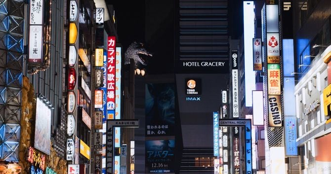 東京・新宿歌舞伎町の「ゴジラロード」