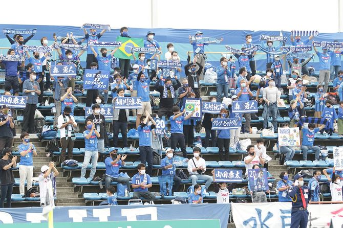 水戸ホーリーホックサポーター。2020年10月4日、岡山戦での様子。