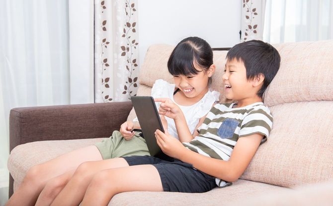 タブレットで遊ぶ子供