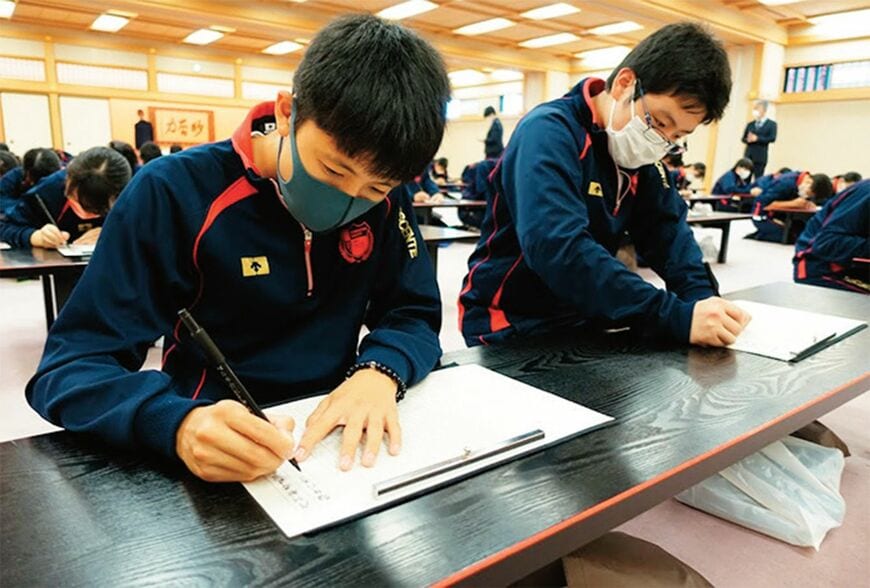 中2で行われる日光山研修。「坐禅止観」「写経」などを通じて、自分自身と対峙する研修だ。高1では比叡山研修を実施する。