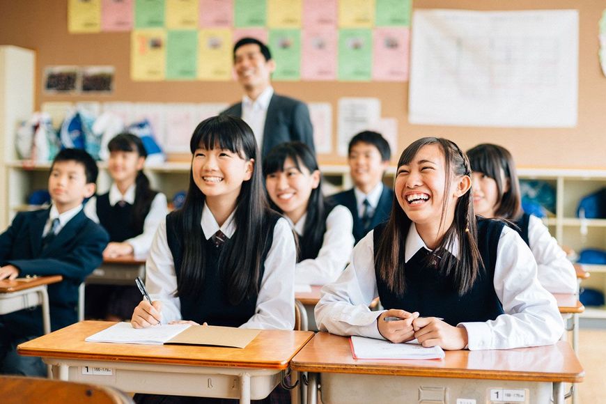 授業中の面白いプレゼンテーションやパフォーマンスに笑う中学生