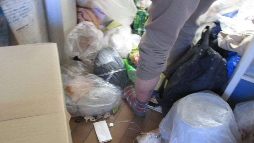 ｢トイレは干上がり､ゴキブリが大量発生｣ゴミ部屋に愛着をもつ70歳女性の孤独 カビだらけの床を､硬貨で黙々と…