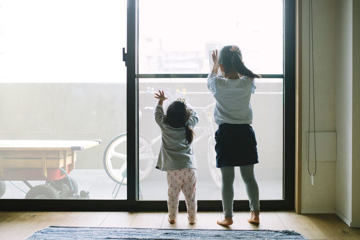 窓を掃除する二人の小さな女の子