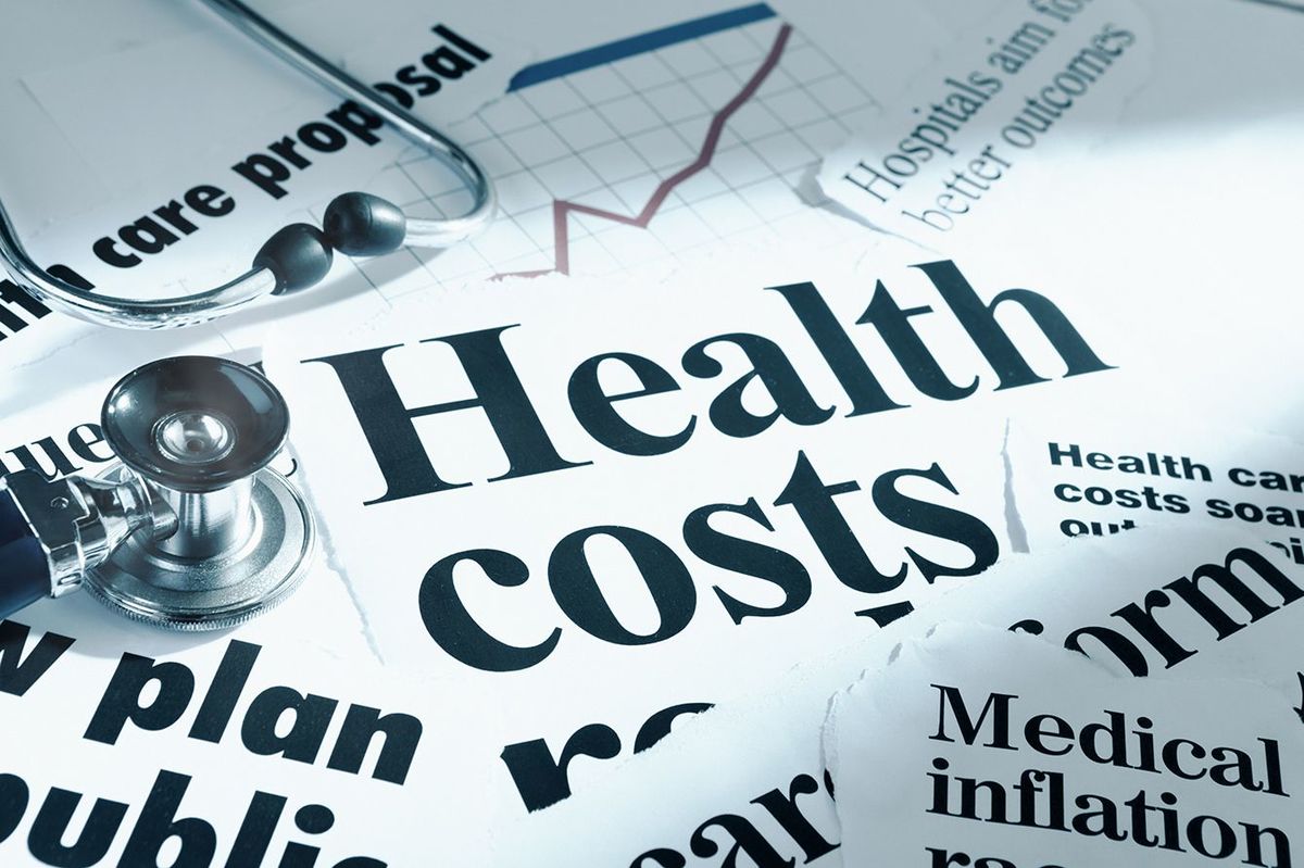 健康コストとインフレに関する新聞の見出しの切り抜き