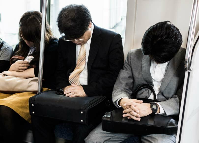 なぜ"帰宅電車での居眠り"は体に悪いのか 居眠りに効果的な時間と場所とは