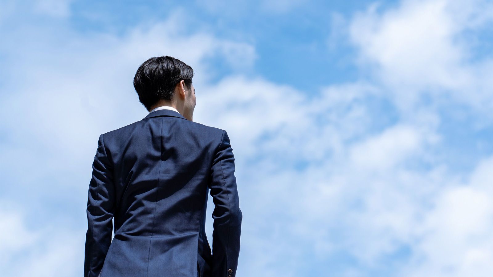 男性の主観的幸福度は22歳頃にいきなり下がる…｢学生→社会人｣のギャップを乗り越えられる若手の共通点 ｢部活のリーダー経験｣は会社ではほとんど役に立たない