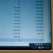 為替相場の変わり目は突然やってきた。百万、千万円単位の残高が一晩でゼロと化す。画面上に淡々と記された分刻みの数値に、投資家の恐怖感が滲む。