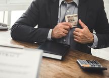 悪い遺品整理業者が親の家で堂々やること