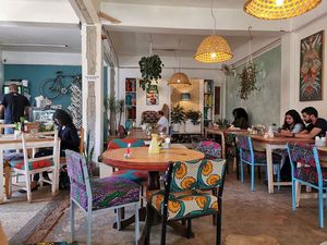 ナイロビのおしゃれなカフェ・レストラン。アフリカ布をインテリアに使っている