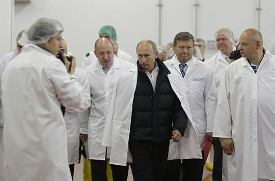 2010年9月20日、ウラジーミル・プーチン首相（当時）は、学校に調理済みの食事を供給する新工場を視察した