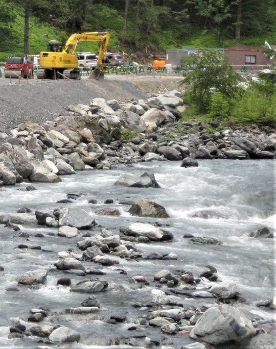 トンネル工事が始まる大井川の西俣ヤード基地