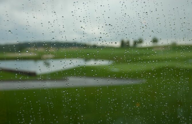 雨が降っているゴルフ場
