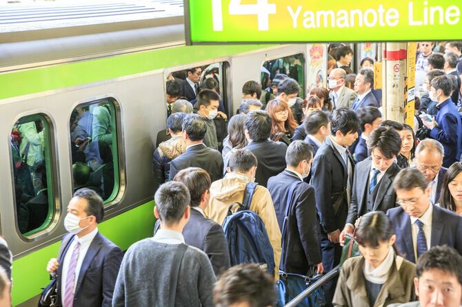 都市部の路線で赤字ローカル線を穴埋めしてきた。2017年4月、ラッシュアワーの新宿駅