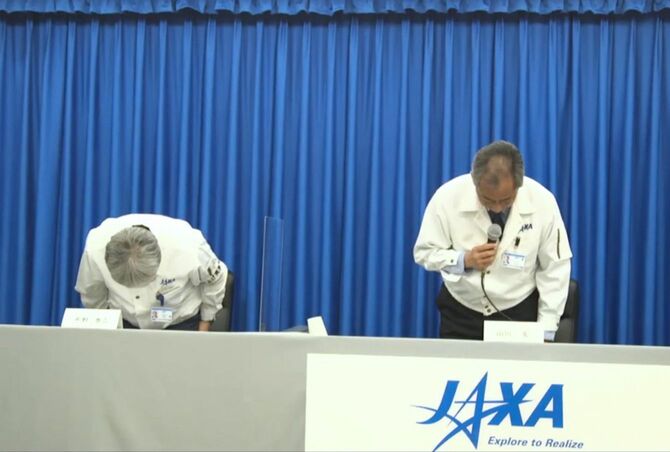 H3ロケット打ち上げ失敗を受けて、記者会見で頭を下げる宇宙航空研究開発機構（JAXA）の山川宏理事長（右）ら＝2023年3月7日、JAXAの配信動画より