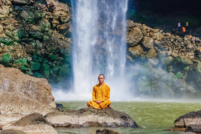 ベトナムの滝の下の僧侶