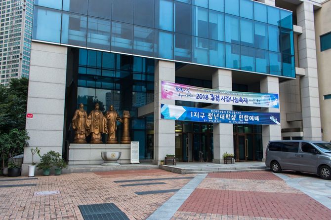 韓国にある世界平和統一家族連盟の教会の前で