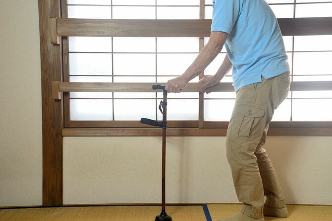 杖を使った屋内リハビリ