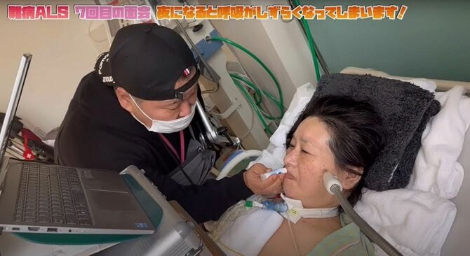 面会に来た翔さんにリップクリームを塗ってもらうなつみさん