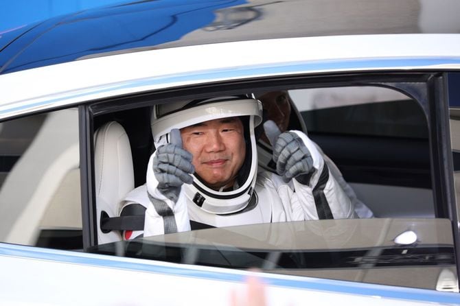 2020年11月15日、発射台に向かう前に、見送りの人たちに応えポーズを取る野口聡一さん（アメリカ・フロリダ州ケネディ宇宙センター）