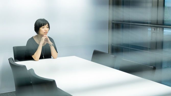 会議室で待つ女性