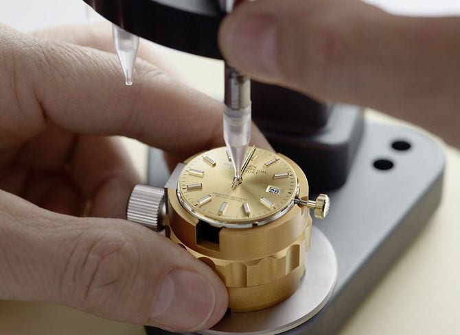 ケーシング作業。時分針や秒針の取り付けは1本ずつ全て手作業で行われる。