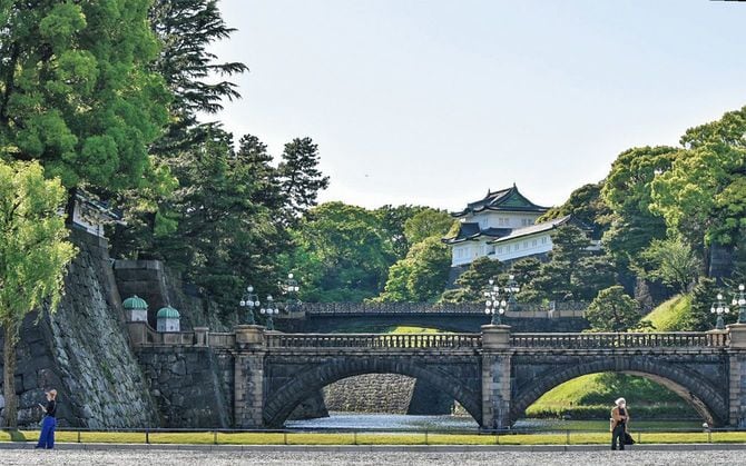 江戸城の眼鏡橋(手前)と二重橋(奥)から伏見櫓を望む。