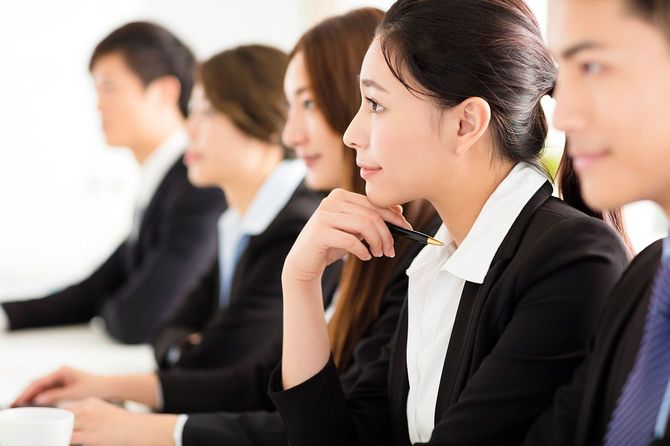 オフィスで会議を開くビジネスの人々のグループ