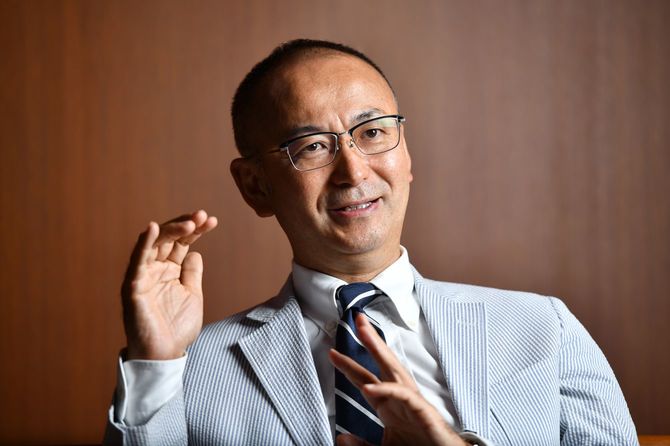 インタビューに応じる前『週刊文春』編集局長、『文藝春秋』編集長の新谷学さん