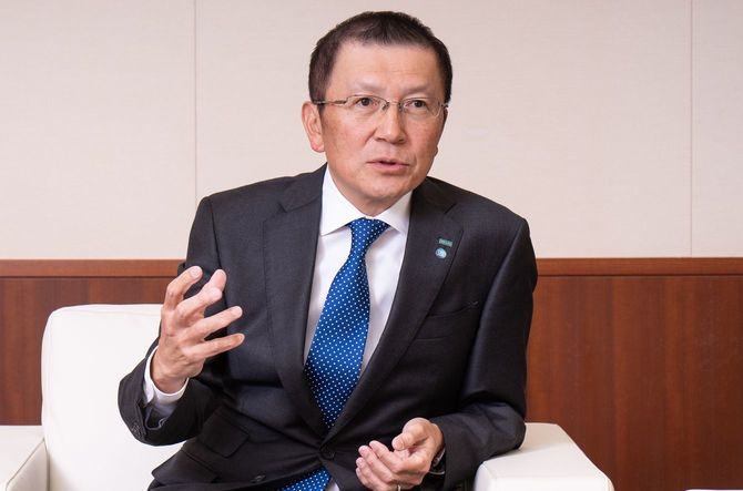 「テレマティクス保険発売で会社が変わった」と語る新納氏。