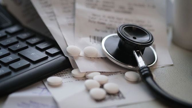 薬と聴診器とレシート