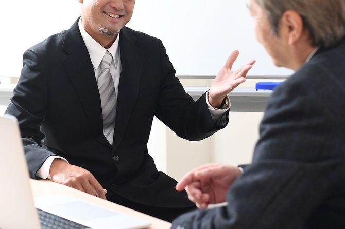 笑顔で話をしているビジネスマン