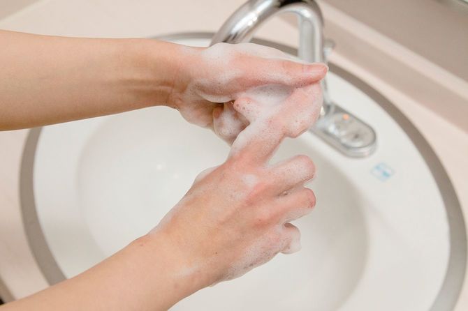 指先でもう一方の手の平をこする。（両手）