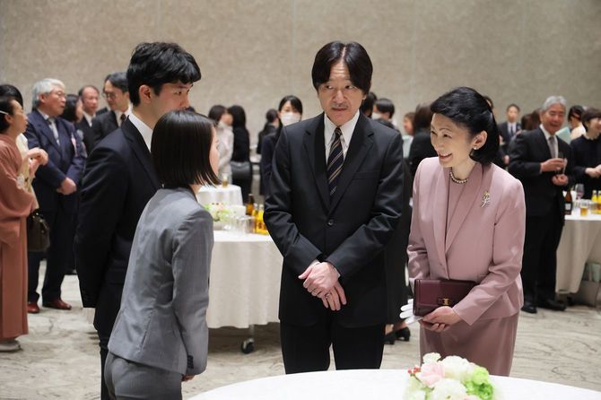 第14回日本学術振興会育志賞の授賞式後に行われた記念茶会で、受賞者と懇談される秋篠宮ご夫妻。2024年2月28日、東京都港区の明治記念館［代表撮影］