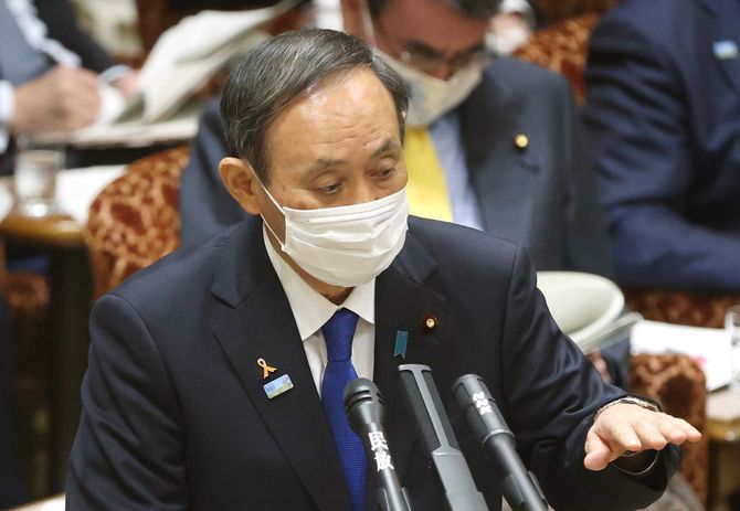 参院予算委員会で答弁する菅義偉首相=2020年11月5日、国会内