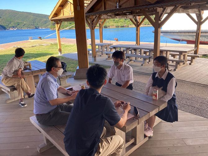 見学に来ている中学生に説明（島根県立隠岐島前高等学校）