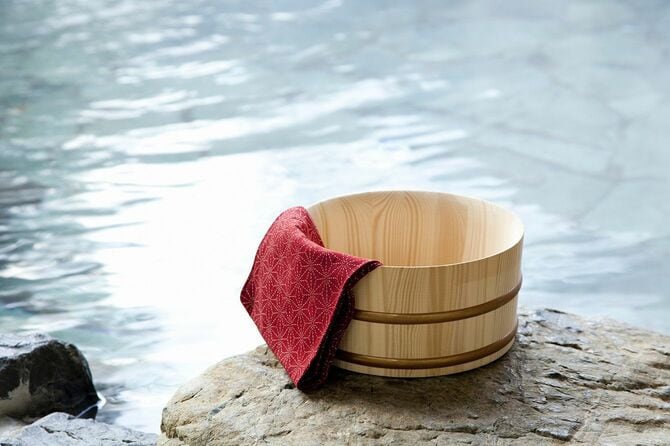 温泉の湯と湯桶