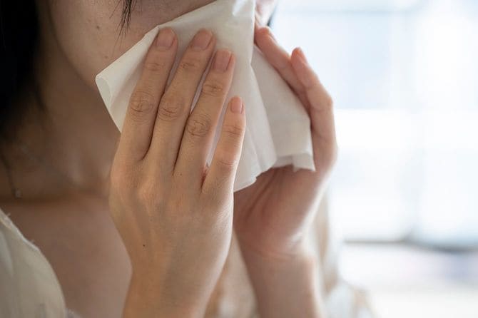 鼻をかむ人のイメージ