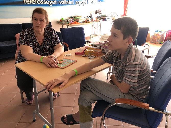 マリウポリから逃げてきた母子。ドナウ川沿の保養所に一時滞在し、次にどこへ移動すべきか、スタッフと相談をしていた。